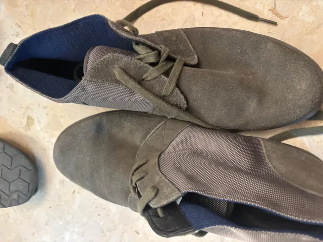 Zapatos grises y verdes