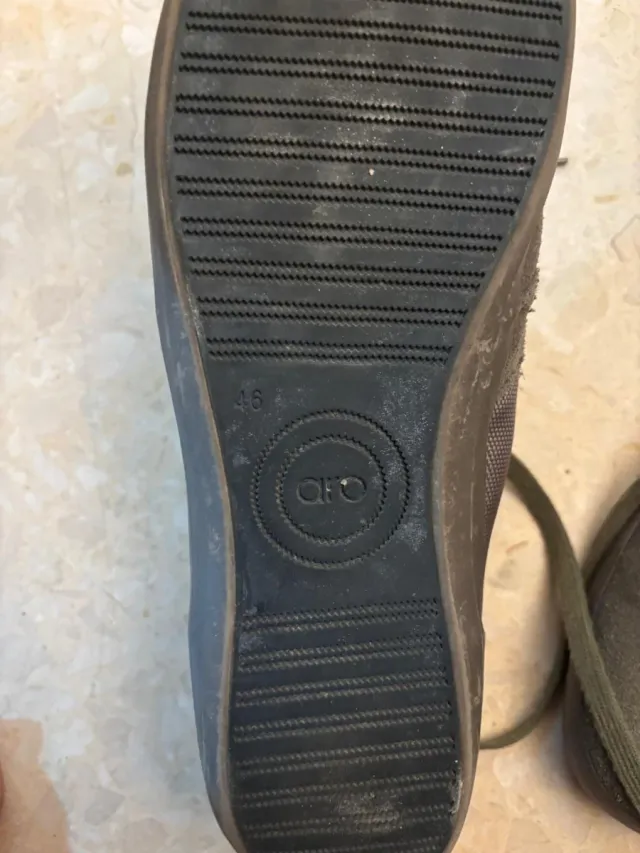 Zapatos grises y verdes