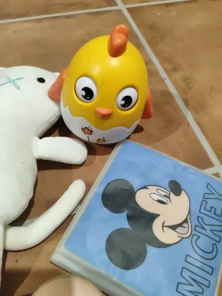 Lote juguetes bebé: peluche, sonajero, libro, bola