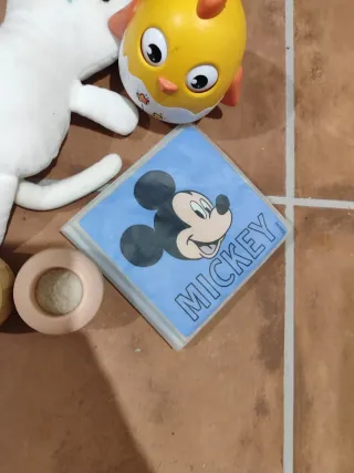 Lote juguetes bebé: peluche, sonajero, libro, bola