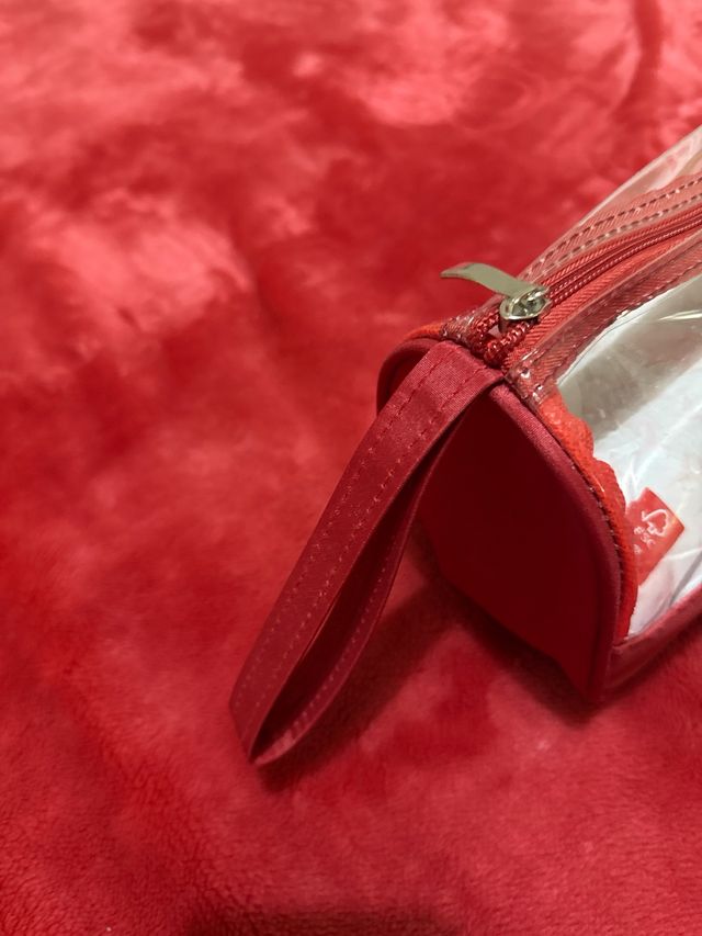 Estuche de viaje transparente y rojo