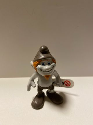 Figura de pitufo con gorro marrón