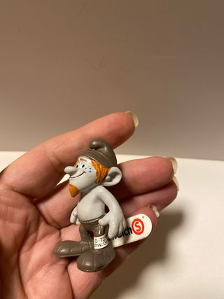 Figura de pitufo con gorro marrón