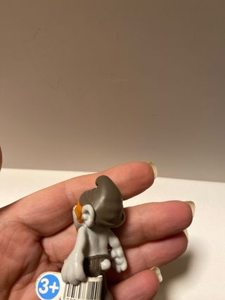 Figura de pitufo con gorro marrón