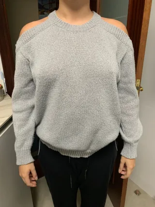 Jersey gris hombros descubiertos