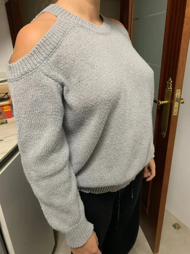 Jersey gris hombros descubiertos