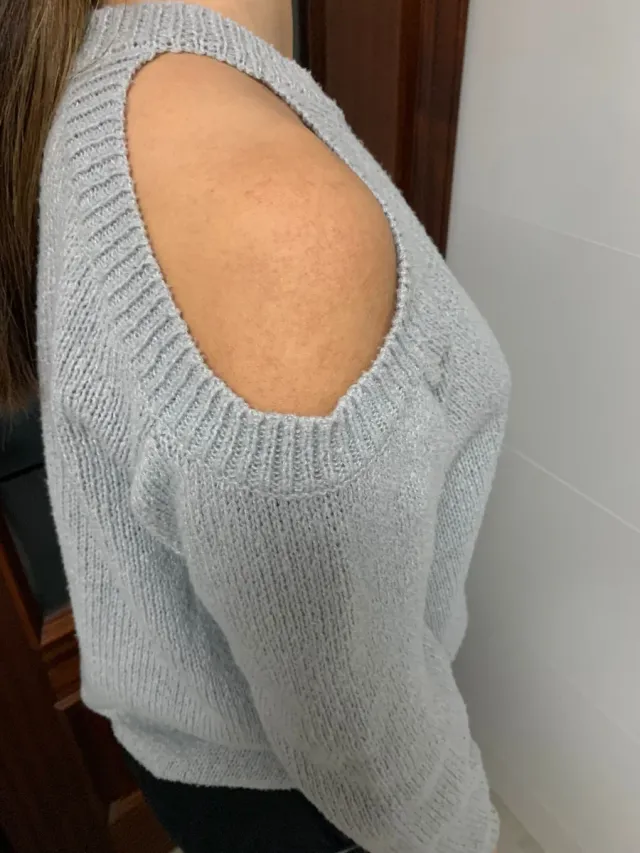 Jersey gris hombros descubiertos