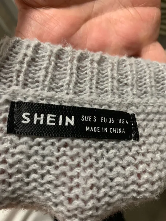 Jersey gris hombros descubiertos