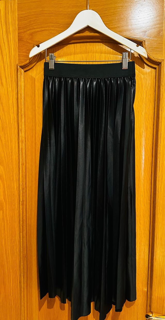 Falda midi plisada Cortefiel negra