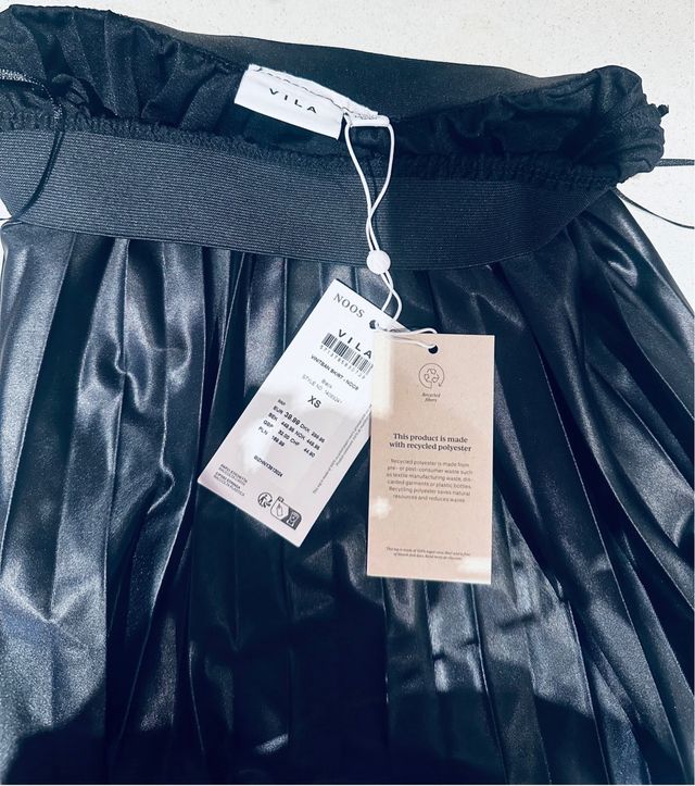 Falda midi plisada Cortefiel negra