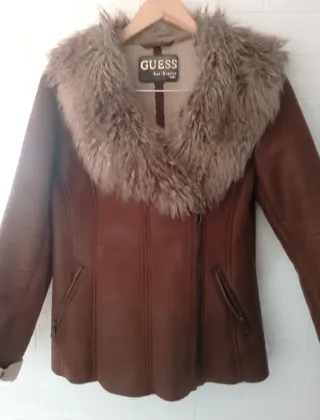 Chaqueta Guess con cuello de pelo