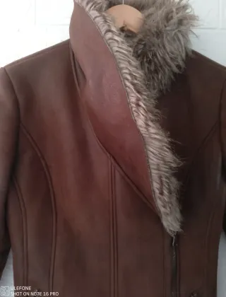 Chaqueta Guess con cuello de pelo