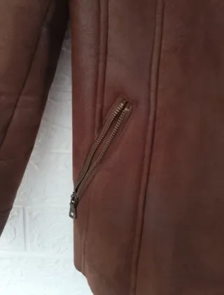 Chaqueta Guess con cuello de pelo