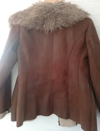 Chaqueta Guess con cuello de pelo