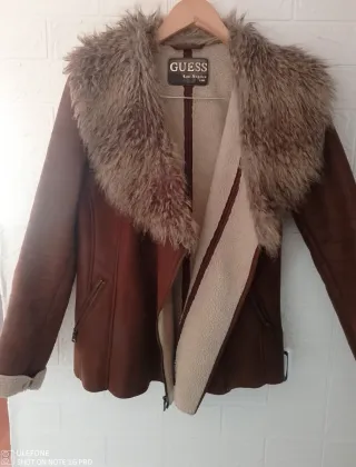 Chaqueta Guess con cuello de pelo