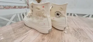 Botas Converse Blancas con Flores