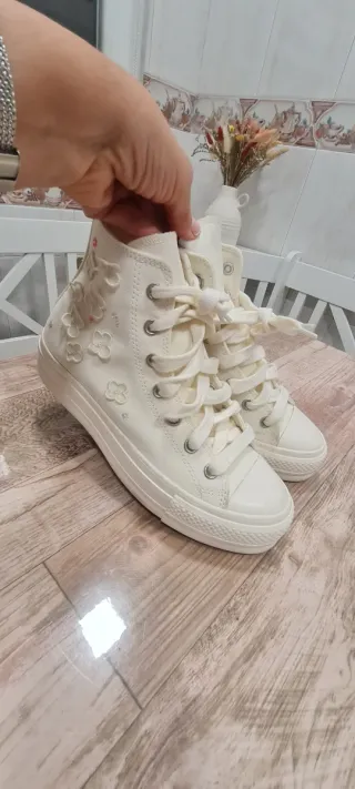 Botas Converse Blancas con Flores