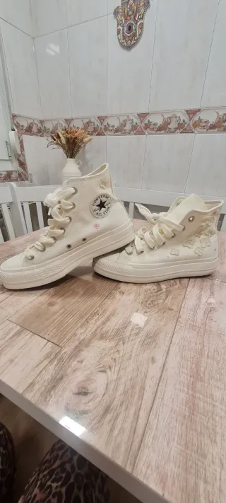 Botas Converse Blancas con Flores