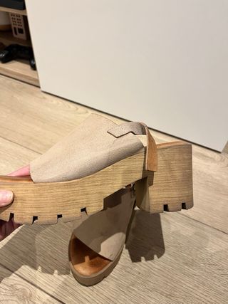 Zuecos tacón beige y marrón