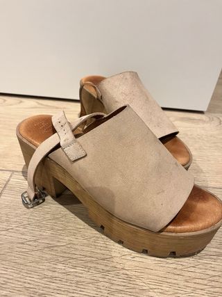 Zuecos tacón beige y marrón