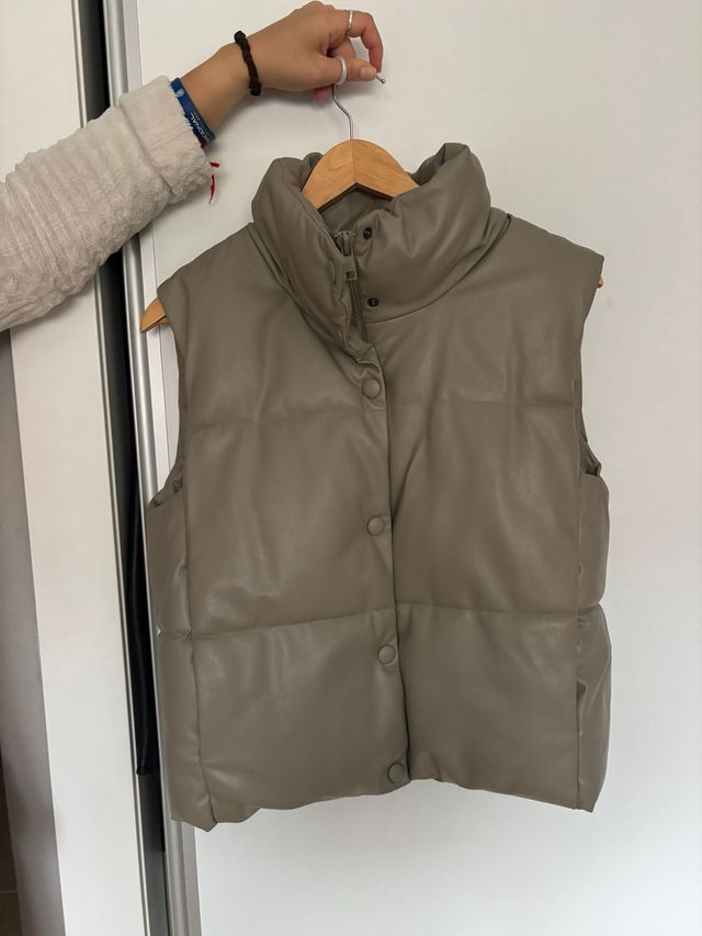Chaleco acolchado Zara marrón claro Talla S