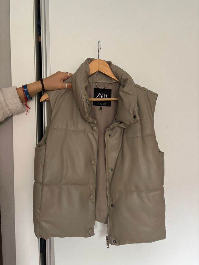 Chaleco acolchado Zara marrón claro Talla S