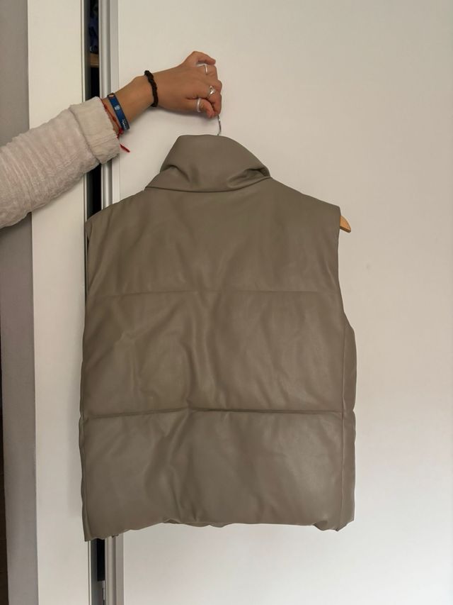 Chaleco acolchado Zara marrón claro Talla S