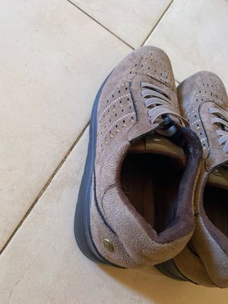 Zapatillas deportivas marrones y doradas