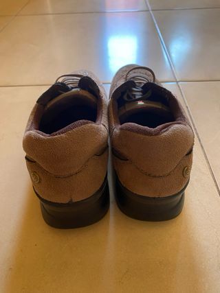 Zapatillas deportivas marrones y doradas