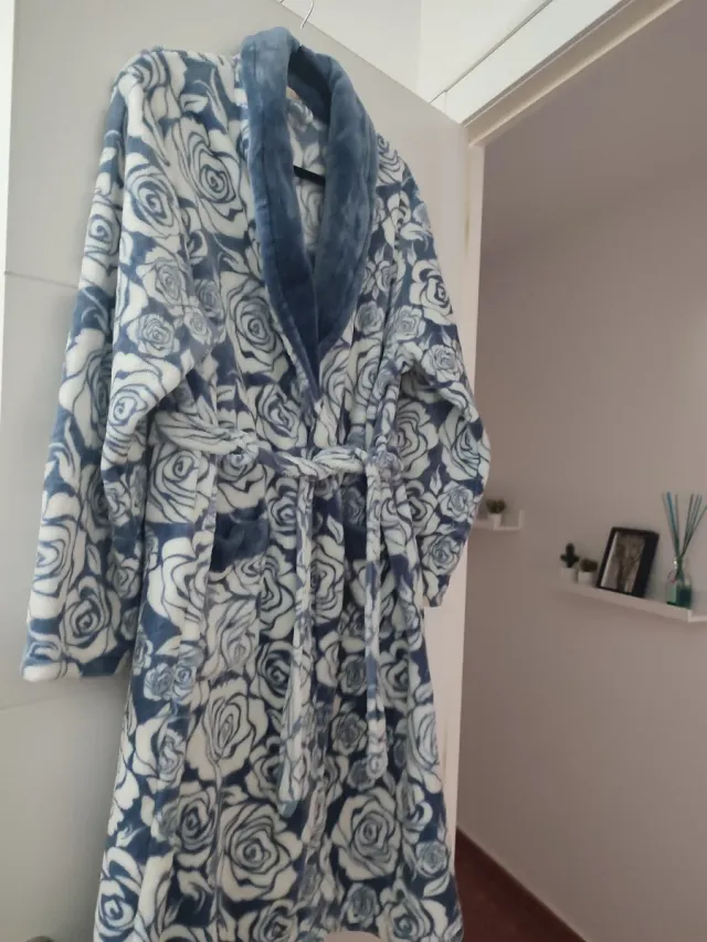 Bata azul y blanco con estampado floral