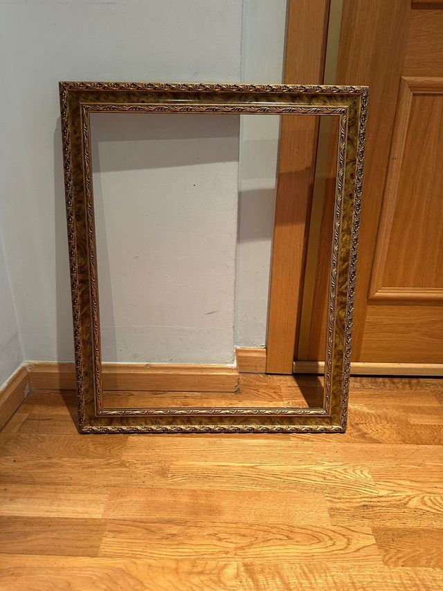 Marco de madera dorado