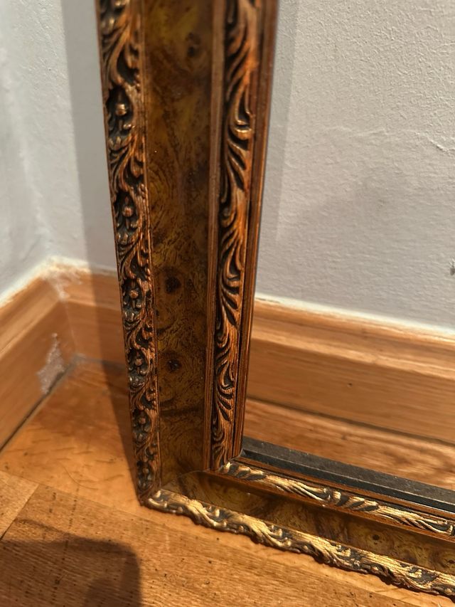 Marco de madera dorado