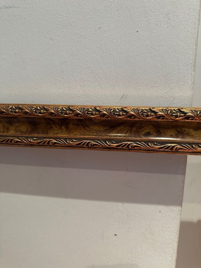 Marco de madera dorado