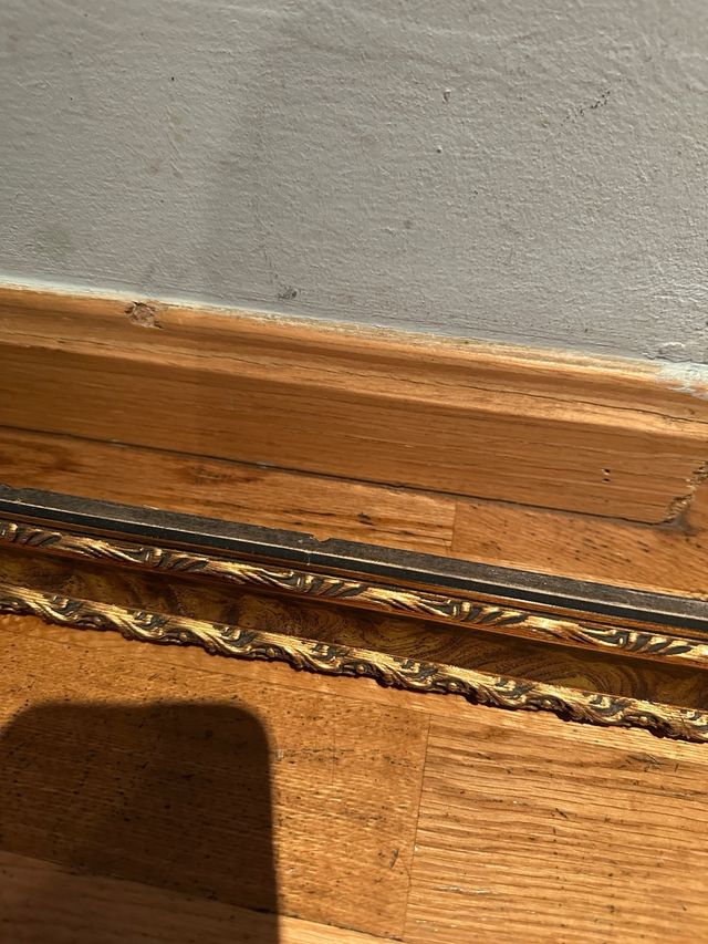 Marco de madera dorado