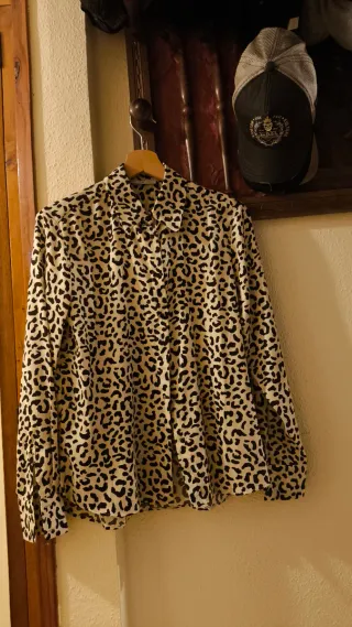 Camisa leopardo blanca y negra