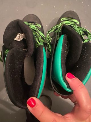 Patines en línea negros y verdes