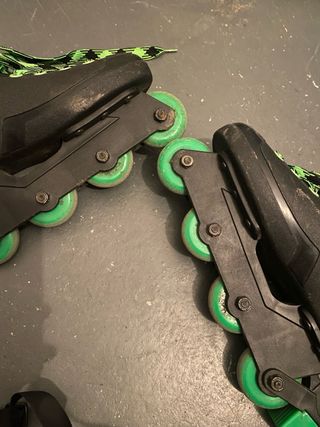 Patines en línea negros y verdes