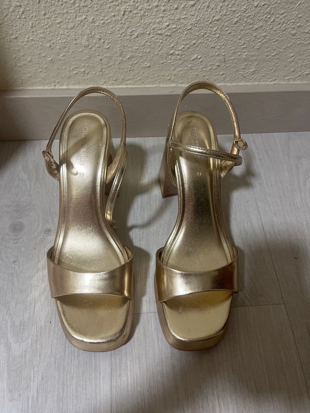 Tacones dorados Stradivarius