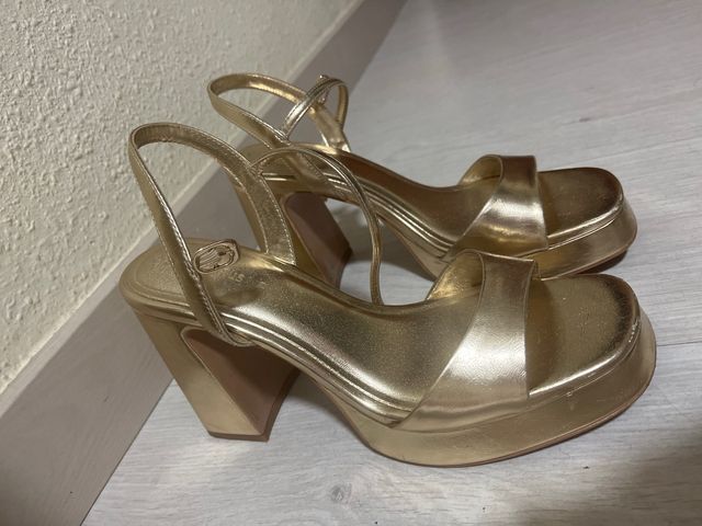 Tacones dorados Stradivarius