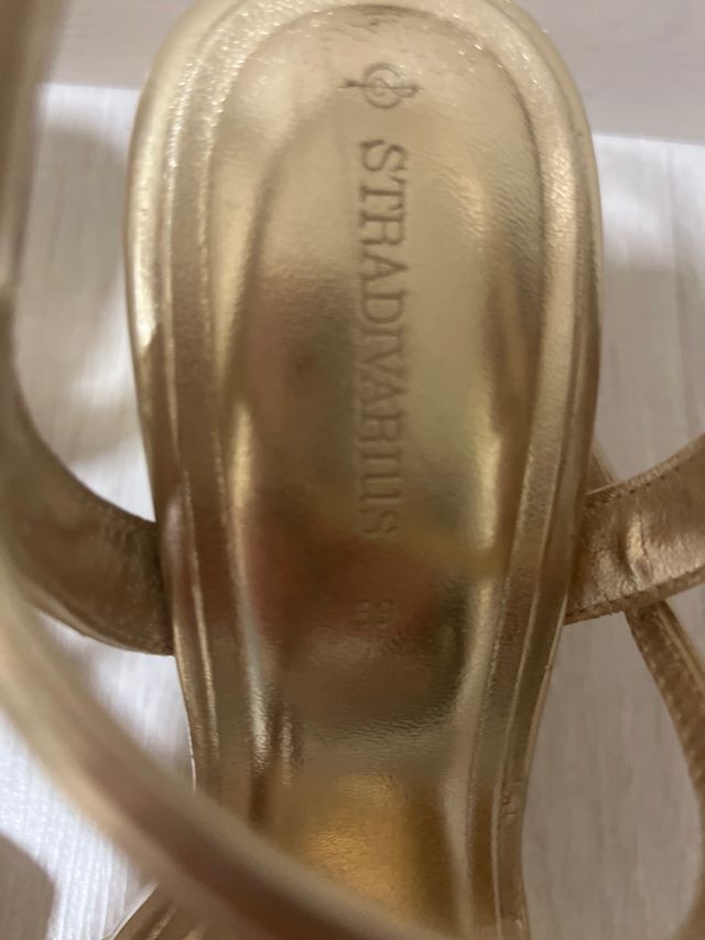 Tacones dorados Stradivarius