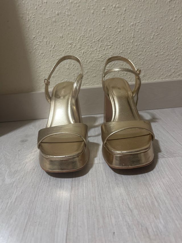 Tacones dorados Stradivarius