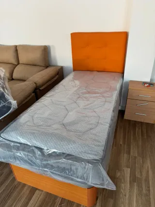 Canapé individual naranja y marrón