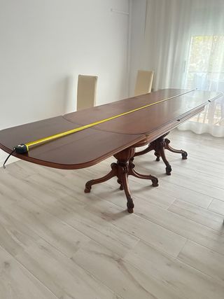 Mesa de comedor de madera