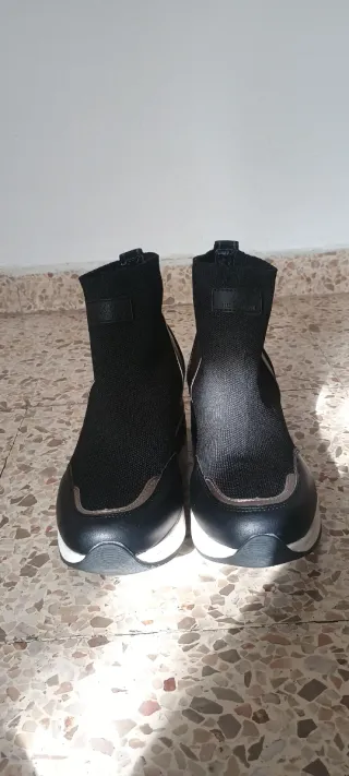 Botines Xti Negro y Dorado