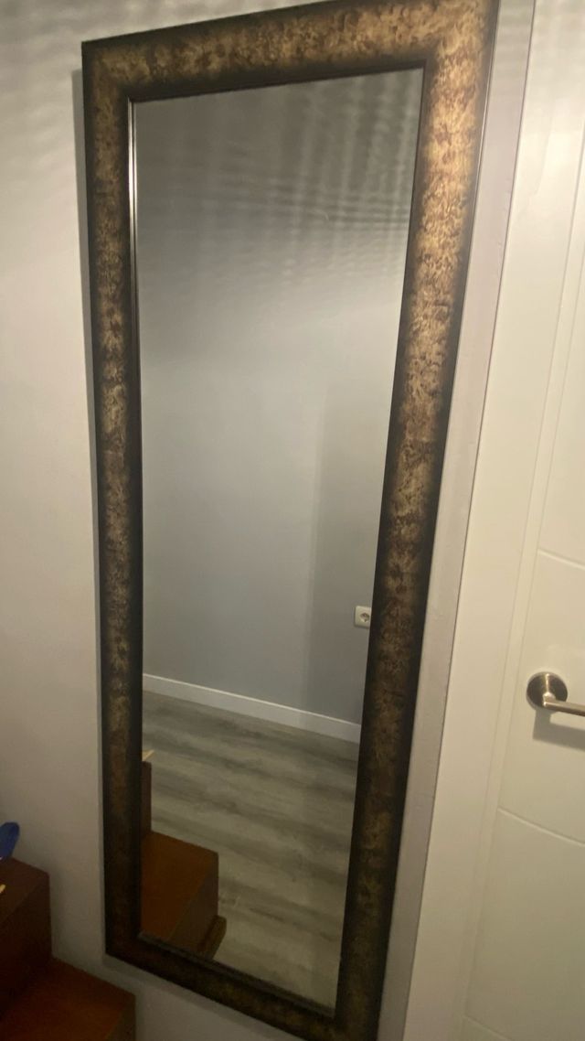 Espejo de cuerpo entero dorado