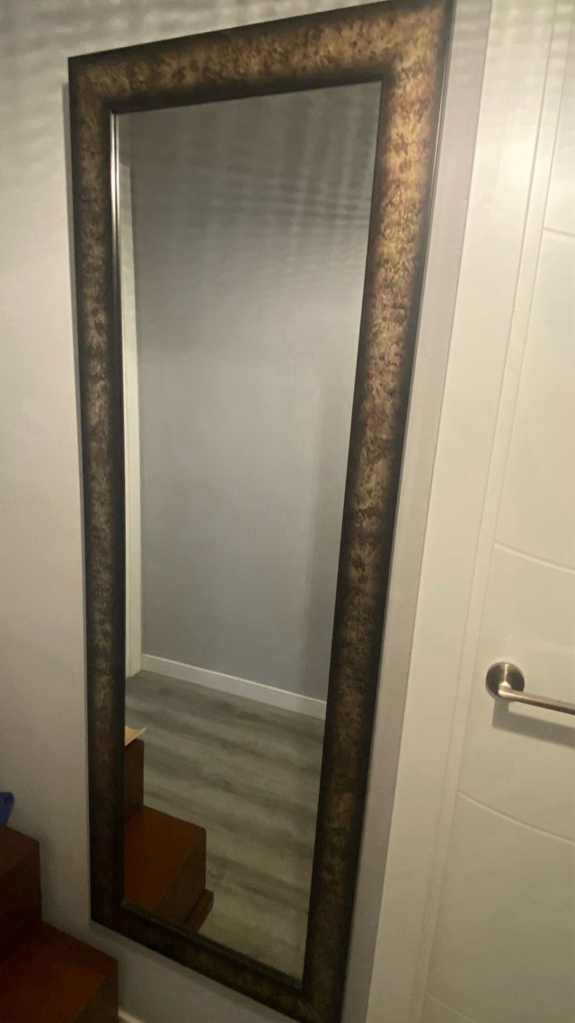 Espejo de cuerpo entero dorado