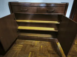 Zapatero de madera marrón