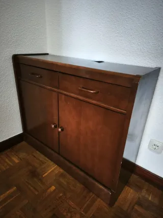 Zapatero de madera marrón