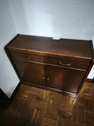 Zapatero de madera marrón