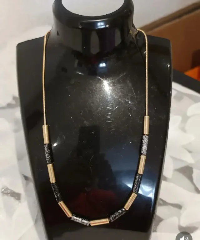 Gargantilla dorada y negra